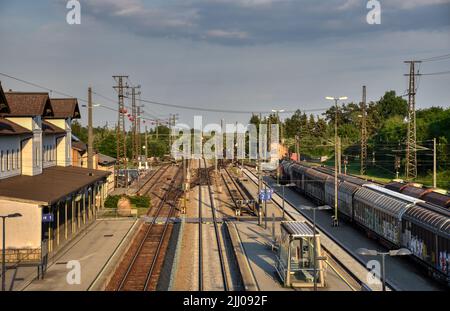 Siegmundsherberg, Bahnhof, Zug, Güterzug, Personenzug, Gleis, Gleise, Lok, Lokomotiva, Steg, E-Lok, Elektrolokomotiva, Bahnnnodenpunkt, Schwellen, Geb Foto Stock