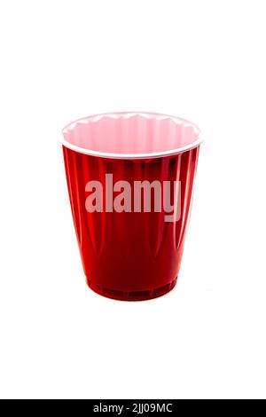 Una tazza di plastica rossa isolata su sfondo bianco Foto Stock