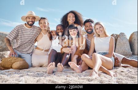 Un gruppo di amici che si divertono insieme in spiaggia. Foto Stock