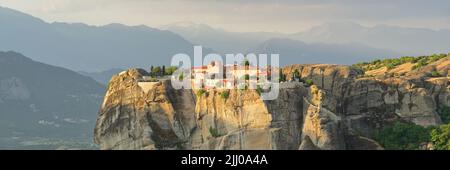 Monastero di pietra in montagna. Kalabaka, Grecia giorno nuvoloso estivo nella valle montana di Meteora. Foto panoramica Foto Stock