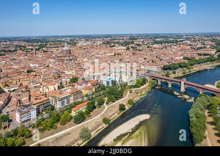 Veduta aerea di Pavia e del fiume Ticino, Vista della Cattedrale di Pavia, Ponte coperto. Lombardia, Italia Foto Stock