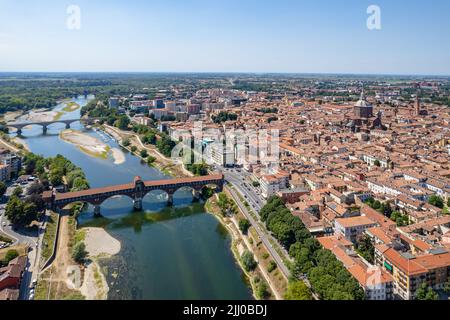 Veduta aerea di Pavia e del fiume Ticino, Vista della Cattedrale di Pavia, Ponte coperto. Lombardia, Italia Foto Stock