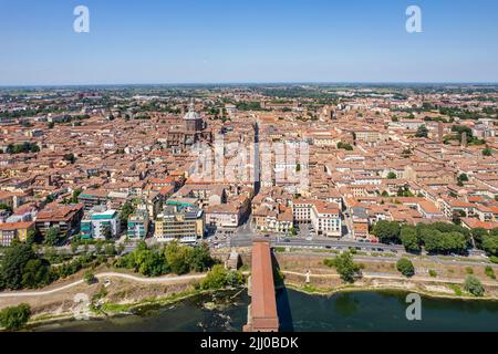 Veduta aerea di Pavia e del fiume Ticino, Vista della Cattedrale di Pavia, Ponte coperto. Lombardia, Italia Foto Stock