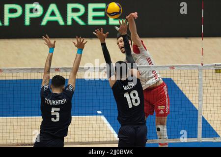 Bologna, Italia. 21st luglio 2022. Attacco della Polonia durante il Volley Nations League Man - Quarter of finals - Poland vs Iran, Volley Intenationals a Bologna, Italy, July 21 2022 Credit: Independent Photo Agency/Alamy Live News Foto Stock