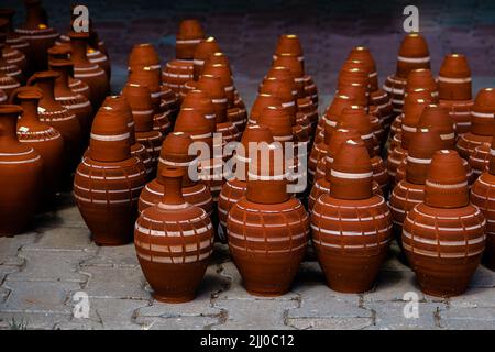 File di tradizionali pentole di terracotta turca. Foto Stock