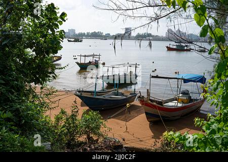 Terengganu, Malesia: 16 gennaio 2022 - alcune barche da pesca ormeggiate sulla riva del fiume nella costa orientale malese Foto Stock