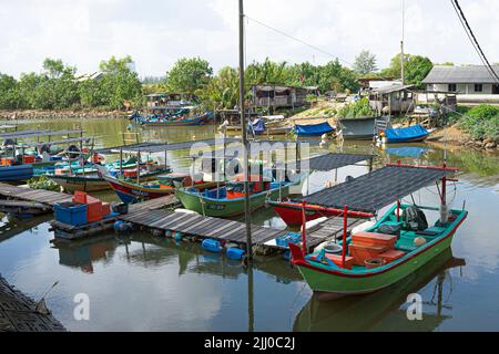 Terengganu, Malesia: 16 gennaio 2022 - alcune barche da pesca ormeggiate sulla riva del fiume nella costa orientale malese Foto Stock