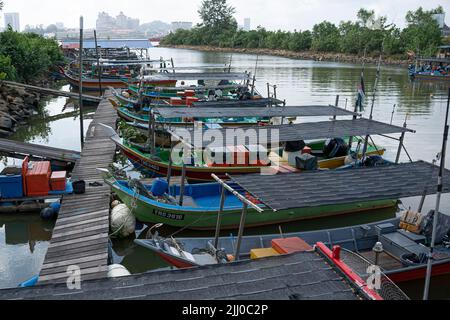 Terengganu, Malesia: 16 gennaio 2022 - alcune barche da pesca ormeggiate sulla riva del fiume nella costa orientale malese Foto Stock