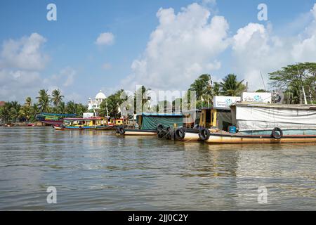 Terengganu, Malesia: 16 gennaio 2022 - alcune barche da pesca ormeggiate sulla riva del fiume nella costa orientale malese Foto Stock