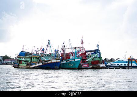 Terengganu, Malesia: 16 gennaio 2022 - alcune barche da pesca ormeggiate sulla riva del fiume nella costa orientale malese Foto Stock