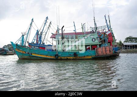 Terengganu, Malesia: 16 gennaio 2022 - alcune barche da pesca ormeggiate sulla riva del fiume nella costa orientale malese Foto Stock