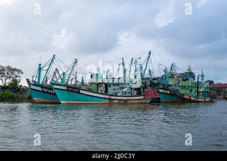 Terengganu, Malesia: 16 gennaio 2022 - alcune barche da pesca ormeggiate sulla riva del fiume nella costa orientale malese Foto Stock