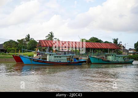 Terengganu, Malesia: 16 gennaio 2022 - alcune barche da pesca ormeggiate sulla riva del fiume nella costa orientale malese Foto Stock