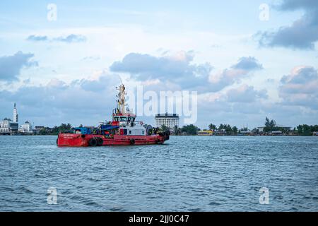Terengganu, Malesia: 16 gennaio 2022 - Grande nave che si sposta lungo il fiume nello stato della costa orientale della Malesia. Foto Stock