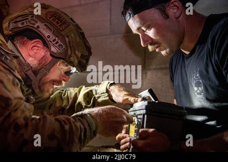 Kahuku, Stati Uniti. 20 luglio 2022. Royal Australian Navy Petty Officer Van Maanen, a sinistra, assegnato alla Clearance Diving Team 1, scopre un EOD nella formazione contro-improvvisata di dispositivi esplosivi durante il Rim del Pacifico presso la Kahuku Training Area, 20 luglio 2022 a Kahuku, Hawaii. Credito: CPL. Dillon Anderson/USA Navy/Alamy Live News Foto Stock