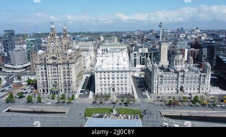 Un'immagine aerea del Pierhead di Liverpool che mostra il Liver Building, il Cunard Building e il Porto di Liverpool. Foto Stock