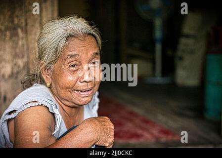 Chini, Malesia: 19 aprile 2022 - primo piano di una donna indigena sorridente Foto Stock