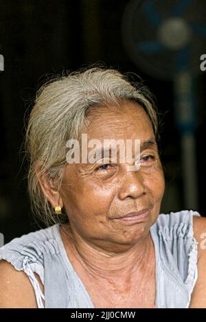 Chini, Malesia: 19 aprile 2022 - primo piano di una sola donna indigena con un grave demeanor Foto Stock