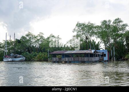 Terengganu, Malesia: 16 gennaio 2022 - Casa del pescatore sulla riva del fiume. Foto Stock