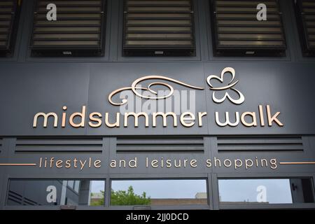 Insegna per la passeggiata di mezza estate, lo stile di vita e lo shopping nel centro di Milton Keynes. Foto Stock