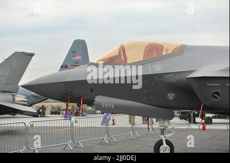 A Lockheed Martin F35A Lightning II in mostra il giorno quattro del Farnborough International Airshow (FIA) che si svolge a Farnborough, Hampshire, Regno Unito. L'esposizione aerea, una vetrina biennale per il settore dell'aviazione, è il più grande del suo genere e attrae acquirenti civili e militari da tutto il mondo. I visitatori commerciali sono normalmente oltre 100.000 persone. Il lato commerciale dello spettacolo è seguito da un fine settimana di esposizioni aeree rivolte al pubblico. Una grande quantità di affari è fatto alla fiera e l'ultima mostra nel 2018 ha visto US $ 192 miliardi di affari organizzati. Foto Stock