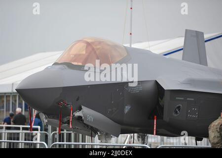 A Lockheed Martin F35A Lightning II in mostra il giorno quattro del Farnborough International Airshow (FIA) che si svolge a Farnborough, Hampshire, Regno Unito. L'esposizione aerea, una vetrina biennale per il settore dell'aviazione, è il più grande del suo genere e attrae acquirenti civili e militari da tutto il mondo. I visitatori commerciali sono normalmente oltre 100.000 persone. Il lato commerciale dello spettacolo è seguito da un fine settimana di esposizioni aeree rivolte al pubblico. Una grande quantità di affari è fatto alla fiera e l'ultima mostra nel 2018 ha visto US $ 192 miliardi di affari organizzati. Foto Stock