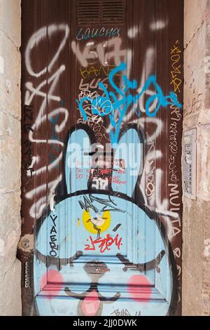 Vecchia porta di legno coperta di graffiti Foto Stock