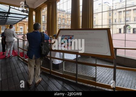 Londra, Regno Unito, 22nd luglio 2022, le sale di Stato di Buckingham Palace sono state riaperte dopo tre anni. Si tratta ora di una mostra speciale del Giubileo del platino dei gioielli della Regina, in cui è stata fotografata durante i settant'anni del suo regno. Ci sono anche fotografie del fotografo reale Dorothy Wilding. Le fotografie sono abbinate ai gioielli indossati dalla regina nelle immagini. All'inizio del tour, potrai anche vedere un pranzo al Platinum Jubilee creato in esclusiva. Lucy Sparrow lo ha progettato. Aperto fino al 2nd ottobre 2022. , Andrew Lalchan Photography/Alamy Live News Foto Stock