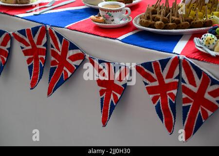 Londra, Regno Unito, 22nd luglio 2022, le sale di Stato di Buckingham Palace sono state riaperte dopo tre anni. Si tratta ora di una mostra speciale del Giubileo del platino dei gioielli della Regina, in cui è stata fotografata durante i settant'anni del suo regno. Ci sono anche fotografie del fotografo reale Dorothy Wilding. Le fotografie sono abbinate ai gioielli indossati dalla regina nelle immagini. All'inizio del tour, potrai anche vedere un pranzo al Platinum Jubilee creato in esclusiva. Lucy Sparrow lo ha progettato. Aperto fino al 2nd ottobre 2022. , Andrew Lalchan Photography/Alamy Live News Foto Stock