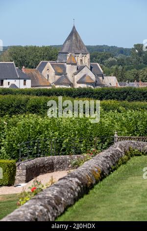 Tetti della chiesa romanica di Saint Etienne Eglise nella città di Villandy, preso dal giardino a Chateau de Villandry nella Valle della Loira. Foto Stock