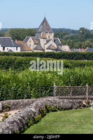 Tetti della chiesa romanica di Saint Etienne Eglise nella città di Villandy, preso dal giardino a Chateau de Villandry nella Valle della Loira. Foto Stock