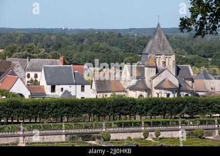 Tetti della chiesa romanica di Saint Etienne Eglise nella città di Villandy, preso dal giardino a Chateau de Villandry nella Valle della Loira. Foto Stock