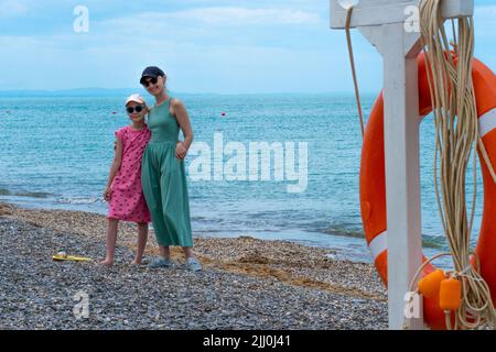 Sicurezza nuoto vita persone buoy vacanza oceano arancio rotondo vita buoy, concetto salvare cintura da preservatore da cerchio di aiuto, bagnino acqua. Spiaggia natura Foto Stock