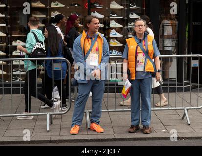 Un volontario dei Giochi del Commonwealth mentre il Baton della Regina passa attraverso il centro di Coventry. Foto Stock