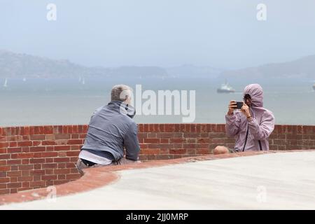 I turisti scattano foto sul tetto di Fort Point, San Francisco, California, USA Foto Stock