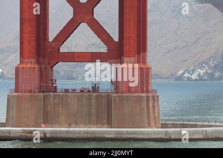 La parte inferiore del ponte Golden Gate a sud della torre, San Francisco, California, USA Foto Stock