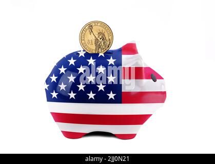 Il concetto di inflazione degli Stati Uniti con la banca del piggy dipinta nella bandiera degli Stati Uniti con il deposito della moneta del dollaro. Concetto di risparmio dovuto a tassi di interesse in aumento e alto Foto Stock