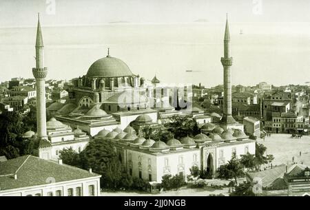 Questa immagine del 1910 mostra la moschea di Bayezid II a Costantinopoli (oggi Istanbul). Bayezid II (morto nel 1512) fu il figlio maggiore del sultano Mehmed II, il conquistatore di Costantinopoli nel 1453. Alla morte del padre nel 1481, suo fratello CEM contestò la successione. Bayezid, sostenuto da una forte fazione di funzionari di corte a Costantinopoli, riuscì a prendere il trono Foto Stock