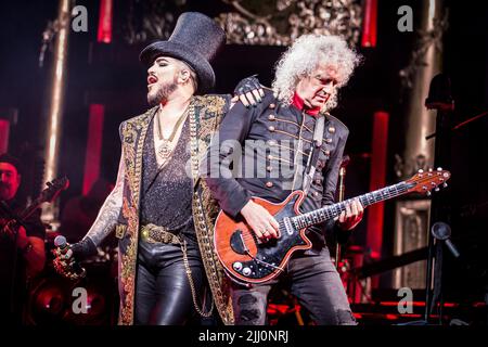 Adam Lambert con Brian May of Queen che si esibisce dal vivo in tour nel 2022 Foto Stock