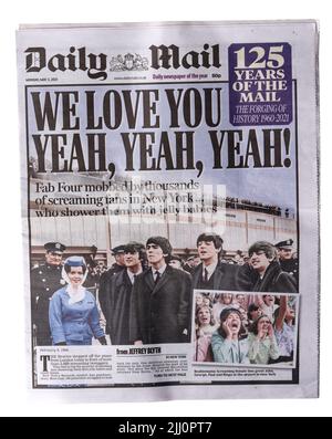 Una riproduzione del titolo di Daily Mail del febbraio 8 1964 sui Beatles in arrivo a New York Foto Stock