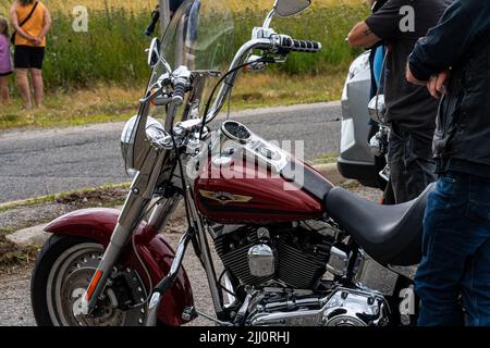 Aurora, Canada. 21st luglio 2022. Una moto di un membro di Hells Angels visto durante la processione. Centinaia di membri di Hells Angels si sono fatti strada nella regione di York verso Toronto per una processione commemorativa. La processione è in onore di un membro caduto del fuorilegge Hells Angels Motorcycle Club. Credit: SOPA Images Limited/Alamy Live News Foto Stock