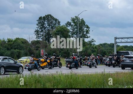 Aurora, Canada. 21st luglio 2022. Una processione di motociclette lungo l'autostrada. Centinaia di membri di Hells Angels si sono fatti strada nella regione di York verso Toronto per una processione commemorativa. La processione è in onore di un membro caduto del fuorilegge Hells Angels Motorcycle Club. (Foto di Katherine Cheng/SOPA Images/Sipa USA) Credit: Sipa USA/Alamy Live News Foto Stock