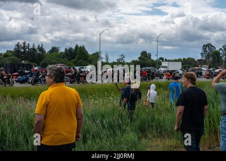 Aurora, Canada. 21st luglio 2022. La gente guarda una processione di motociclette lungo l'autostrada. Centinaia di membri di Hells Angels si sono fatti strada nella regione di York verso Toronto per una processione commemorativa. La processione è in onore di un membro caduto del fuorilegge Hells Angels Motorcycle Club. (Foto di Katherine Cheng/SOPA Images/Sipa USA) Credit: Sipa USA/Alamy Live News Foto Stock