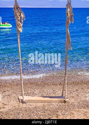 Cute Swing sul mare stupefacente in Ras Shitan, Dahab, Taba, Sinai, Egitto Foto Stock