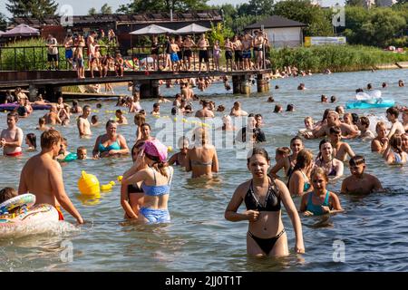 Cracovia, Polonia. 21st luglio 2022. La gente è vista fare il bagno al lago di Bagry a Kraków mentre l'onda di calore si muove attraverso le parti centrali ed orientali dell'Europa. Credit: SOPA Images Limited/Alamy Live News Foto Stock