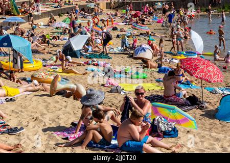 Cracovia, Polonia. 21st luglio 2022. La folla è vista rilassarsi in una spiaggia pubblica al lago di Bagry a Cracovia mentre l'onda di calore si muove attraverso le parti centrali e orientali dell'Europa. Credit: SOPA Images Limited/Alamy Live News Foto Stock