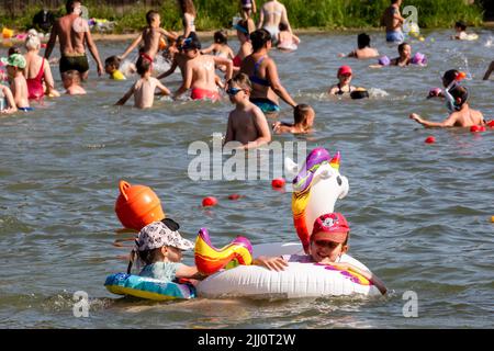 Cracovia, Polonia. 21st luglio 2022. La gente è vista fare il bagno al lago di Bagry a Kraków mentre l'onda di calore si muove attraverso le parti centrali ed orientali dell'Europa. Credit: SOPA Images Limited/Alamy Live News Foto Stock