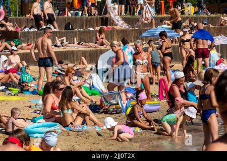 Cracovia, Polonia. 21st luglio 2022. La folla è vista rilassarsi in una spiaggia pubblica al lago di Bagry a Cracovia mentre l'onda di calore si muove attraverso le parti centrali e orientali dell'Europa. Credit: SOPA Images Limited/Alamy Live News Foto Stock