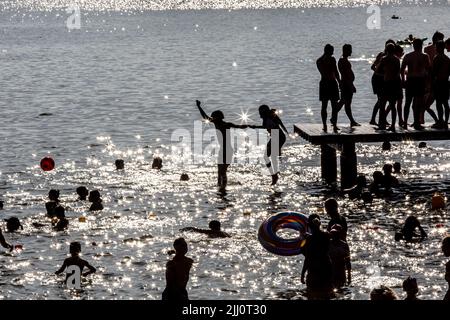 Cracovia, Polonia. 21st luglio 2022. La gente è vista fare il bagno al lago di Bagry a Kraków mentre l'onda di calore si muove attraverso le parti centrali ed orientali dell'Europa. Credit: SOPA Images Limited/Alamy Live News Foto Stock