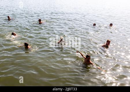 Cracovia, Polonia. 21st luglio 2022. La gente è vista fare il bagno al lago di Bagry a Kraków mentre l'onda di calore si muove attraverso le parti centrali ed orientali dell'Europa. Credit: SOPA Images Limited/Alamy Live News Foto Stock